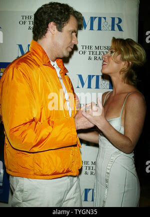 Christina Applegate et Will Ferrell poser pour des photos à la première de 'Présentateur' au Musée de la télévision et de la Radio à New York le 7 juillet 2004. (Photo d'UPI/Laura Cavanaugh) Banque D'Images