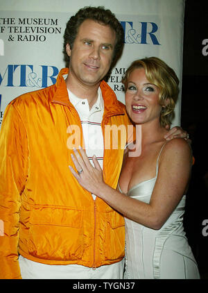 Christina Applegate et Will Ferrell poser pour des photos à la première de 'Présentateur' au Musée de la télévision et de la Radio à New York le 7 juillet 2004. (Photo d'UPI/Laura Cavanaugh) Banque D'Images