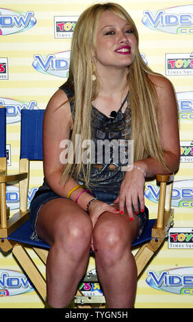 Hilary Duff pose pour des photos après l'introduction d'Hasbro Videonow lecteur vidéo portable couleur chez Toys "R" Us à New York le 15 juillet 2004. (Photo d'UPI/Laura Cavanaugh) Banque D'Images