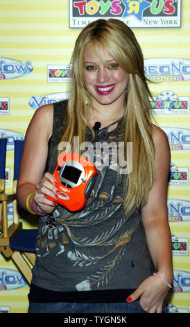 Hilary Duff pose pour des photos après l'introduction d'Hasbro Videonow lecteur vidéo portable couleur chez Toys "R" Us à New York le 15 juillet 2004. (Photo d'UPI/Laura Cavanaugh) Banque D'Images