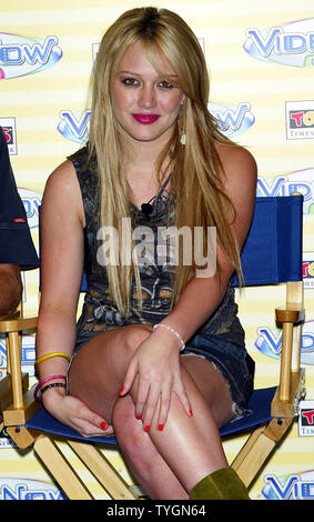 Hilary Duff pose pour des photos après l'introduction d'Hasbro Videonow lecteur vidéo portable couleur chez Toys "R" Us à New York le 15 juillet 2004. (Photo d'UPI/Laura Cavanaugh) Banque D'Images
