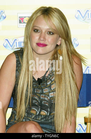 Hilary Duff pose pour des photos après l'introduction d'Hasbro Videonow lecteur vidéo portable couleur chez Toys "R" Us à New York le 15 juillet 2004. (Photo d'UPI/Laura Cavanaugh) Banque D'Images