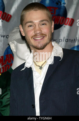 Chad Michael Murray pose pour des photos après avoir fait don de souvenirs de son nouveau film 'A Cinderella Story' au Planet Hollywood à New York le 15 juillet 2004. (Photo d'UPI/Laura Cavanaugh) Banque D'Images