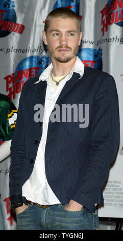 Chad Michael Murray pose pour des photos après avoir fait don de souvenirs de son nouveau film 'A Cinderella Story' au Planet Hollywood à New York le 15 juillet 2004. (Photo d'UPI/Laura Cavanaugh) Banque D'Images