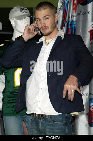 Chad Michael Murray pose pour des photos après avoir fait don de souvenirs de son nouveau film 'A Cinderella Story' au Planet Hollywood à New York le 15 juillet 2004. (Photo d'UPI/Laura Cavanaugh) Banque D'Images