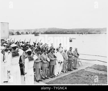 Le président Truman assiste à la Memorial Day service de ceux qui sont morts à la guerre à Porte d'eau. Il est le troisième à partir de la droite dans la première ligne. Banque D'Images