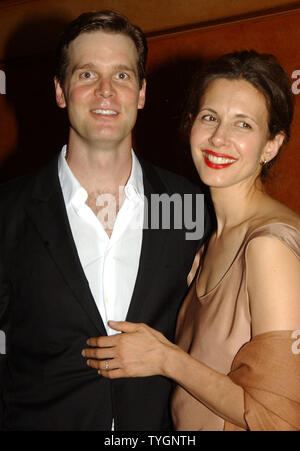 Acteurs Peter Krause, Jessica Hecht posent au 29 juillet 2004 party d'ouverture de leur apparition dans l'Arthur Miller Broadway jouer "Après la chute", il a également marqué Krause Broadway debute. (Photo d'UPI/Ezio Petersen) Banque D'Images