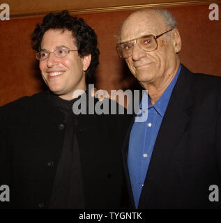 Réalisateur Michael Mayer et dramaturge Arthur Miller (à droite) posent le Juillet 29, 2004 party d'ouverture pour Miller's Broadway jouer "Après la chute" (UPI Photo/Ezio Petersen) Banque D'Images