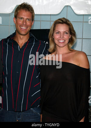 Daniel Travis et Blanchard Ryan poser pour des photos à la projection de 'Open Water' à la Chelsea West Cinemas à New York le 2 août 2004 . (Photo d'UPI/Laura Cavanaugh) Banque D'Images