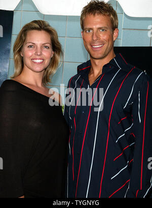 Daniel Travis et Blanchard Ryan poser pour des photos à la projection de 'Open Water' à la Chelsea West Cinemas à New York le 2 août 2004 . (Photo d'UPI/Laura Cavanaugh) Banque D'Images