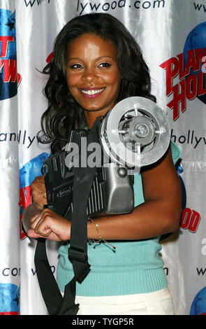 Sanaa Lathan fait don de souvenirs de son nouveau film 'Alien vs. Predator' pour le Planet Hollywood à New York le 5 août 2004 . (Photo d'UPI/Laura Cavanaugh) Banque D'Images