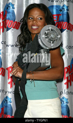 Sanaa Lathan fait don de souvenirs de son nouveau film 'Alien vs. Predator' pour le Planet Hollywood à New York le 5 août 2004 . (Photo d'UPI/Laura Cavanaugh) Banque D'Images