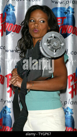 Sanaa Lathan fait don de souvenirs de son nouveau film 'Alien vs. Predator' pour le Planet Hollywood à New York le 5 août 2004 . (Photo d'UPI/Laura Cavanaugh) Banque D'Images