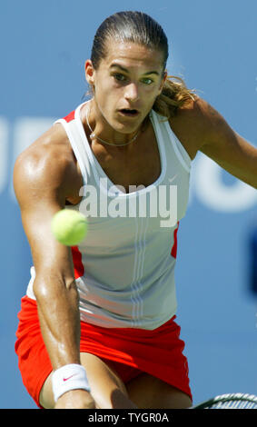 Un certain nombre d'Amélie Mauresmo France renvoie la balle à Elena Dementieva de la Russie au cours de l'US Open 2004 s'est tenue au Centre National de Tennis le 7 septembre 2004 à Flushing Meadows, à New York. (Photo d'UPI/Monika Graff) Banque D'Images