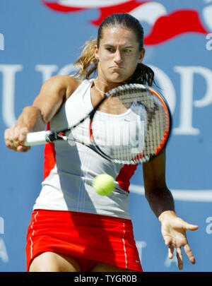 Un certain nombre d'Amélie Mauresmo France renvoie la balle à Elena Dementieva de la Russie au cours de l'US Open 2004 s'est tenue au Centre National de Tennis le 7 septembre 2004 à Flushing Meadows, à New York. (Photo d'UPI/Monika Graff) Banque D'Images
