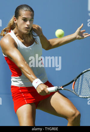 Un certain nombre d'Amélie Mauresmo France renvoie la balle à Elena Dementieva de la Russie au cours de l'US Open 2004 s'est tenue au Centre National de Tennis le 7 septembre 2004 à Flushing Meadows, à New York. (Photo d'UPI/Monika Graff) Banque D'Images