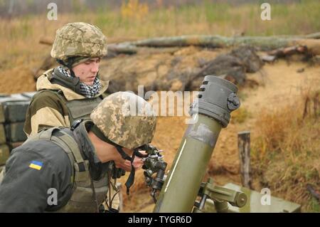 L'viv, Ukraine-Deux soldats ukrainiens affectés au 1er Bataillon, 80e brigade aéromobile aligner un système de mortier, 9 novembre, avant d'une ligne de tir réel de formation des laïcs à l'exercice de maintien de la paix internationale et la sécurité. La formation a été observé ou contrôlé par des soldats affectés au 6e Escadron, 8e régiment de cavalerie, d'infanterie 2e Brigade Combat Team, 3e Division d'infanterie, ainsi que des instructeurs polonais et ukrainien, dans le cadre du Projet conjoint de formation Group-Ukraine multinationales. JMTG-U a pour mission visant à développer des compétences défensives et d'améliorer la capacité de l'Ukraine pour l'auto-défense. Banque D'Images