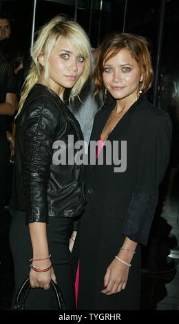 Ashley et Mary-Kate Olsen poser pour des photos à la célébration du 100e anniversaire de Coty à l'American Museum of Natural History de New York le 12 septembre 2004. (Photo d'UPI/Laura Cavanaugh) Banque D'Images