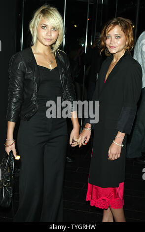 Ashley et Mary-Kate Olsen poser pour des photos à la célébration du 100e anniversaire de Coty à l'American Museum of Natural History de New York le 12 septembre 2004. (Photo d'UPI/Laura Cavanaugh) Banque D'Images