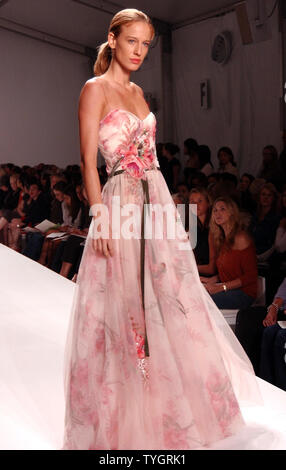 Reem Acra, printemps 2005 collection illustré sur Septembre 14, 2005 au New York's Olympus fashion week. (Photo d'UPI/Ezio Petersen) Banque D'Images
