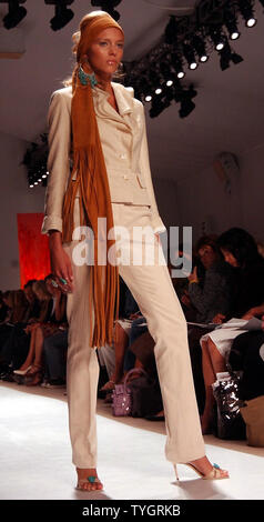 Douglas Hannant, printemps 2005 collection illustré sur Septembre 14, 2005 au New York's Olympus fashion week. (Photo d'UPI/Ezio Petersen) Banque D'Images