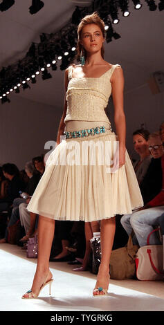 Douglas Hannant, printemps 2005 collection illustré sur Septembre 14, 2005 au New York's Olympus fashion week. (Photo d'UPI/Ezio Petersen) Banque D'Images
