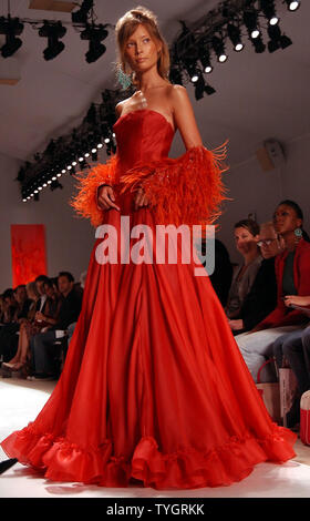 Douglas Hannant, printemps 2005 collection illustré sur Septembre 14, 2005 au New York's Olympus fashion week. (Photo d'UPI/Ezio Petersen) Banque D'Images