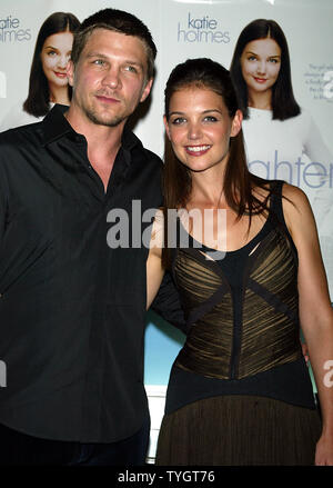 Katie Holmes et Marc Blucas posent pour des photos à la première de 'première fille' à la Clearview Chelsea West Theatre de New York le 22 septembre 2004. (Photo d'UPI/Laura Cavanaugh) Banque D'Images