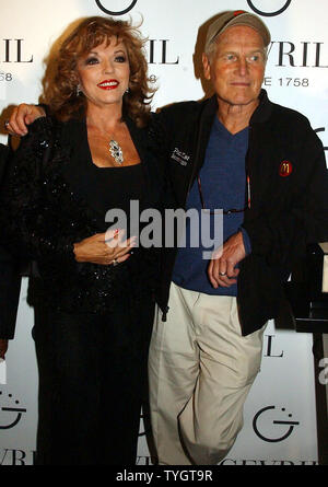 L'actrice Joan Collins s'associe à l'acteur Paul Newman à promo Gevril lancement de c'est nouvelle fois morceau Sérénade le 28 septembre, 2004 au New York's Tourneau Time Machine. (Photo d'UPI/Ezio Petersen) Banque D'Images