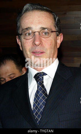 Le président colombien Alvaro Uribe pose pour des photos lors de l'ouverture de l'Juan Valdez Café à New York à New York le 28 septembre 2004. (Photo d'UPI/Laura Cavanaugh) Banque D'Images