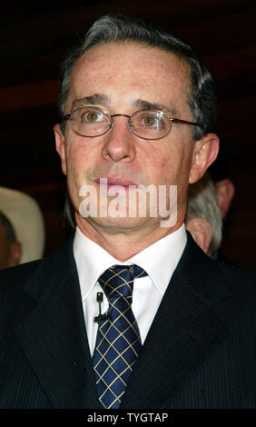 Le président colombien Alvaro Uribe pose pour des photos lors de l'ouverture de l'Juan Valdez Café à New York à New York le 28 septembre 2004. (Photo d'UPI/Laura Cavanaugh) Banque D'Images