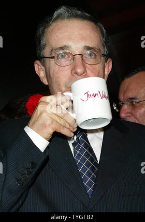 Le président colombien Alvaro Uribe pose pour des photos lors de l'ouverture de l'Juan Valdez Café à New York à New York le 28 septembre 2004. (Photo d'UPI/Laura Cavanaugh) Banque D'Images