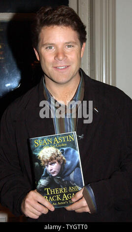 Acteur Sean Astin pose au New York's Barnes et noble librairie au 13 octobre 2004 lancement de son jeu de base : Il y a derrière les coulisses Le Seigneur Des Anneaux' (UPI Photo/Ezio Petersen) Banque D'Images