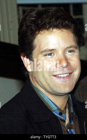 Acteur Sean Astin pose au New York's Barnes et noble librairie au 13 octobre 2004 lancement de son jeu de base : Il y a derrière les coulisses Le Seigneur Des Anneaux' (UPI Photo/Ezio Petersen) Banque D'Images