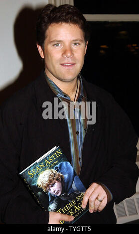 Acteur Sean Astin pose au New York's Barnes et noble librairie au 13 octobre 2004 lancement de son jeu de base : Il y a derrière les coulisses Le Seigneur Des Anneaux' (UPI Photo/Ezio Petersen) Banque D'Images