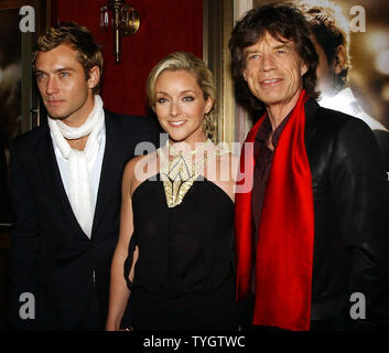 L'acteur Jude Law et l'actrice Jane Krakowski posent avec l'acteur/chanteur Mick Jagger qui joue sur la bande originale du film de leur nouveau film 'Alfie' à l'Oct 18, 2004 New York film premiere de 'Alfie' (UPI Photo/Ezio Petersen) Banque D'Images