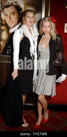 Alexandra et Theodora Richards (de gauche à droite) les filles de la bande des Rolling Stones Keith Richards posent à l'Oct 18, 2004 New York film premiere de 'Alfie' qui s stars acteur Jude Law. (Photo d'UPI/Ezio Petersen) Banque D'Images