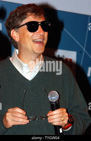 Le président de Microsoft Bill Gates met sur Sunglasses at le 20 octobre 2004 New York conférence de presse introduction de Swatch et Microsoft lancement d'une nouvelle montre ligne 'Paparazzi' conçu pour garder les utilisateurs sur le bord de l'onde d'information numérique. (Photo d'UPI/Ezio Petersen) Banque D'Images