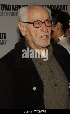L'acteur Eli Wallach assiste au 28 octobre, 2004 party d'ouverture pour la pièce "douze hommes en colère" qui a ouvert ses portes à l'American Airlines theatre. (Photo d'UPI/Ezio Petersen) Banque D'Images