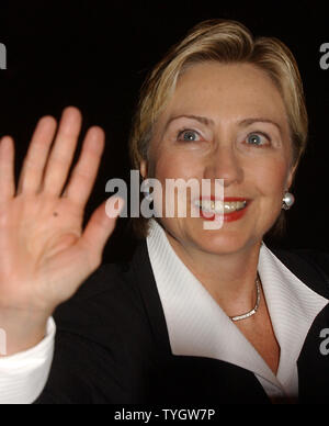 Le sénateur Hillary Rodham Clinton arrive pour le service commémoratif Christopher Reeve s'est tenue à New York le 29 octobre 2004 à la Juilliard School où Reeve est allé(e) il y a 30 ans en tant qu'agissant étudiant. (Photo d'UPI/Ezio Petersen) Banque D'Images