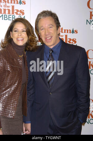 Tim Allen et petite amie Jane Hajduk poser pour les photographes à l'occasion du lancement mondial de ' Noël avec les Kranks' le 15 novembre 2004 au Radio City Music Hall. (Photo d'UPI/Robin Platzer) Banque D'Images