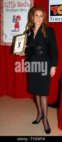 La duchesse d'York, Sarah Ferguson, dévoile son nouveau livre pour enfants 'Little Red's Christmas Story" le 23 novembre 2004 au New York's Toys "R" Us store. (Photo d'UPI/Ezio Petersen) Banque D'Images