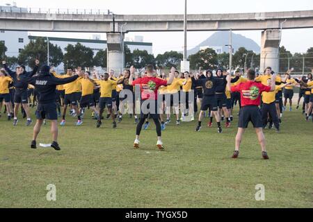 SASEBO, Japon (nov. 9, 2016), les marins affectés au navire d'assaut amphibie USS Bonhomme Richard (DG 6), faire des exercices d'échauffement avant l'exercice financier 2017, cycle 1, test de préparation physique. Bonhomme Richard, l'avant-déployé à Sasebo, au Japon, est au service de l'avant pour avoir une capacité d'intervention rapide en cas de catastrophe naturelle ou d'urgence régionaux. Banque D'Images