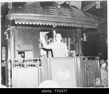 Le président Truman vagues de la plate-forme arrière du train présidentiel comme il s'en va pour son voyage dans l'ouest de la côte ouest. Banque D'Images