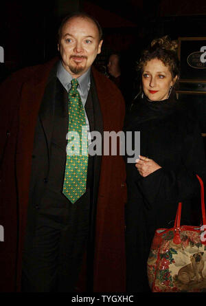 L'acteur Bud Cort et son ami l'actrice Carol Kane assister au 09/12/04 New York premiere pour son nouveau film 'La vie' aquatiques qui co-stars Bill Murray. (Photo d'UPI/Ezio Petersen) Banque D'Images