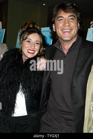 Javier Bardem et Lola Duenas arrivent pour la première de "La mer à l'intérieur" à l'UA Theatre de New York le 9 décembre 2004. (Photo d'UPI/Laura Cavanaugh) Banque D'Images