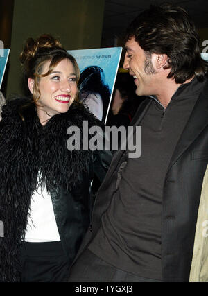 Javier Bardem et Lola Duenas arrivent pour la première de "La mer à l'intérieur" à l'UA Theatre de New York le 9 décembre 2004. (Photo d'UPI/Laura Cavanaugh) Banque D'Images