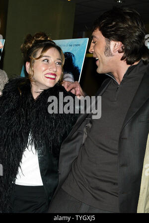 Javier Bardem et Lola Duenas arrivent pour la première de "La mer à l'intérieur" à l'UA Theatre de New York le 9 décembre 2004. (Photo d'UPI/Laura Cavanaugh) Banque D'Images