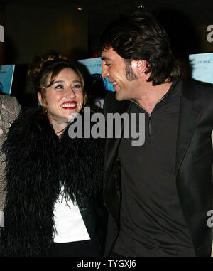 Javier Bardem et Lola Duenas arrivent pour la première de "La mer à l'intérieur" à l'UA Theatre de New York le 9 décembre 2004. (Photo d'UPI/Laura Cavanaugh) Banque D'Images