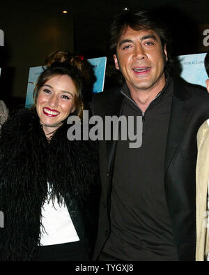 Lola Duenas et Javier Bardem arrivent pour la première de "La mer à l'intérieur" à l'UA Theatre de New York le 9 décembre 2004. (Photo d'UPI/Laura Cavanaugh) Banque D'Images